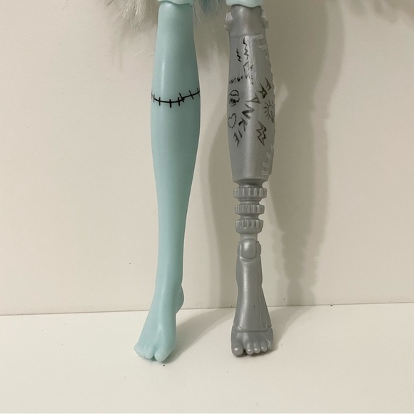 Monster High Frankie Stein Coffee Break Doll - Picture 4 of 15